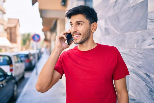 Jeune Homme Latino Souriant Heureux Parler Sur Smartphone Marche Ville — Photo