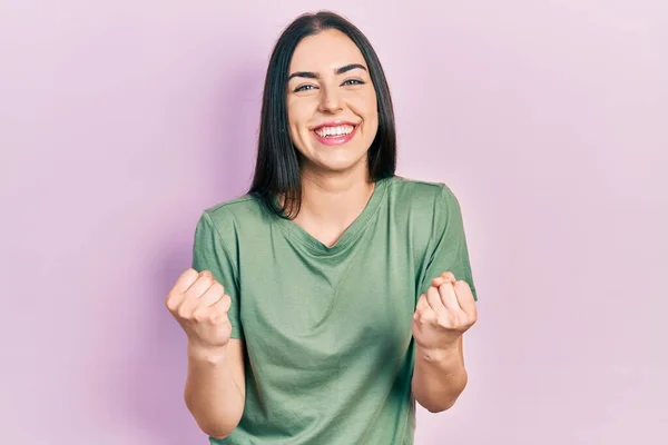 Vacker Kvinna Med Blå Ögon Bär Casual Skjorta Mycket Glad — Stockfoto