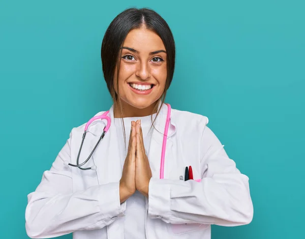 Beautiful Hispanic Woman Wearing Doctor Uniform Stethoscope Praying Hands Together — Stok fotoğraf