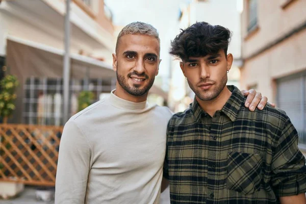 Jong Gay Paar Glimlachen Gelukkig Knuffelen Stad — Stockfoto