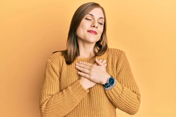 Schöne Kaukasische Frau Lässigem Winterpullover Mit Lächelnden Händen Auf Der — Stockfoto