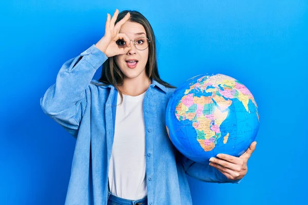 Ung Latinamerikansk Flicka Håller Världen Bollen Ler Glad Gör Tecken — Stockfoto