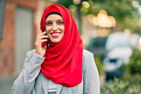 市内のスマートフォンでヒジャーブ語を話す若いアラブ人実業家 — ストック写真