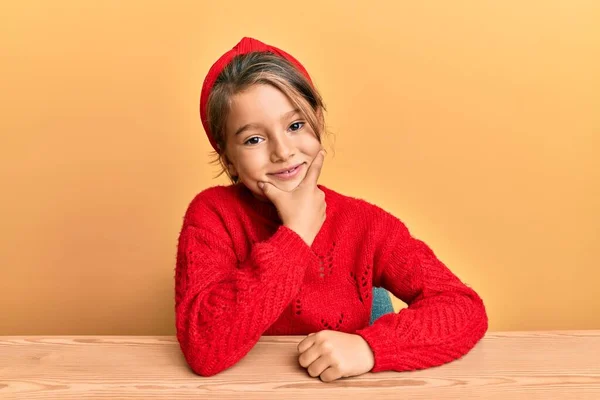 Kleines Schönes Mädchen Lässiger Kleidung Das Auf Dem Tisch Sitzt — Stockfoto