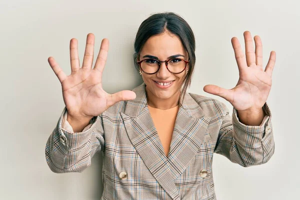 Ung Brunett Kvinna Bär Business Jacka Och Glasögon Visar Och — Stockfoto