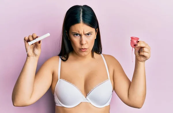 Schöne Brünette Frau Mit Menstruationstasse Unterwäsche Ernstes Gesicht Über Frage — Stockfoto