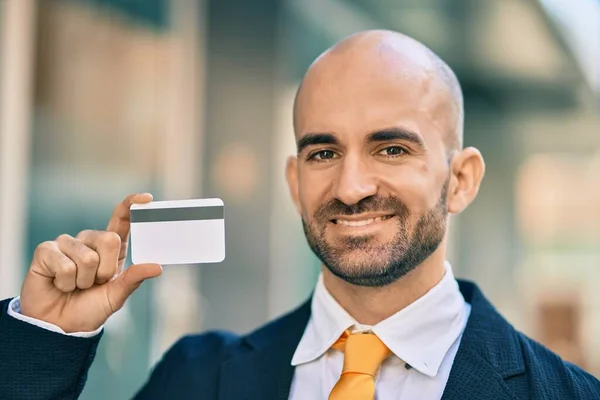 Junger Hispanischer Glatzköpfiger Geschäftsmann Lächelt Glücklich Mit Kreditkarte Der Hand — Stockfoto