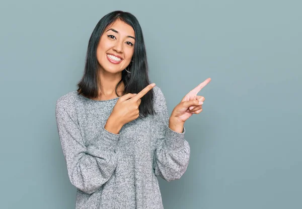 Belle Jeune Femme Asiatique Portant Des Vêtements Décontractés Souriant Regardant — Photo