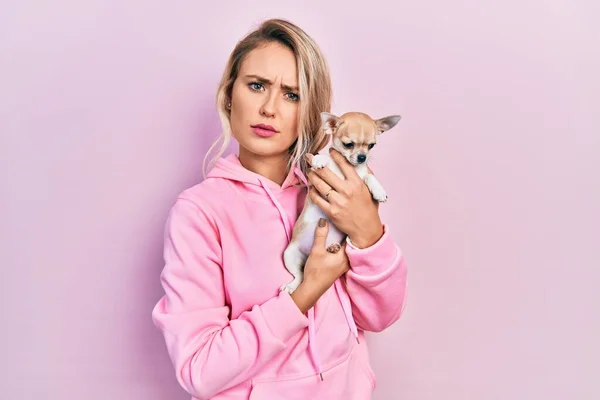 Mulher Loira Bonita Abraçando Cão Chihuahua Bonito Deprimido Preocupar Com — Fotografia de Stock