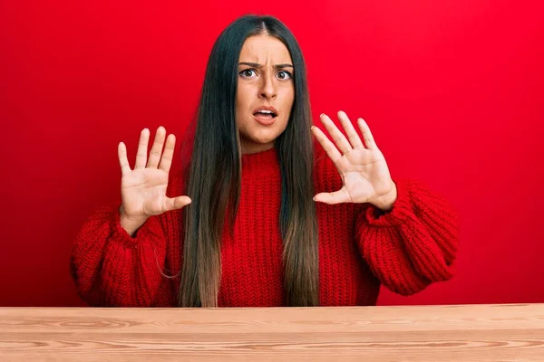 Mulher Hispânica Bonita Vestindo Roupas Casuais Sentada Mesa Com Medo — Fotografia de Stock