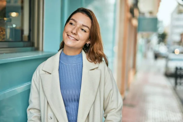 Jonge Spaanse Vrouw Glimlachend Gelukkig Staande Stad — Stockfoto