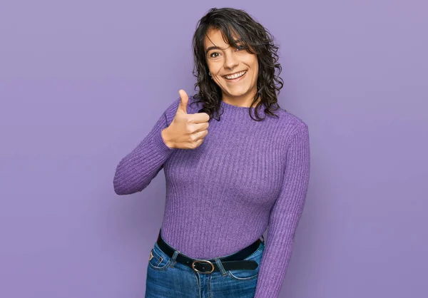 Giovane Donna Ispanica Indossa Abiti Casual Facendo Pollici Felici Alto — Foto Stock