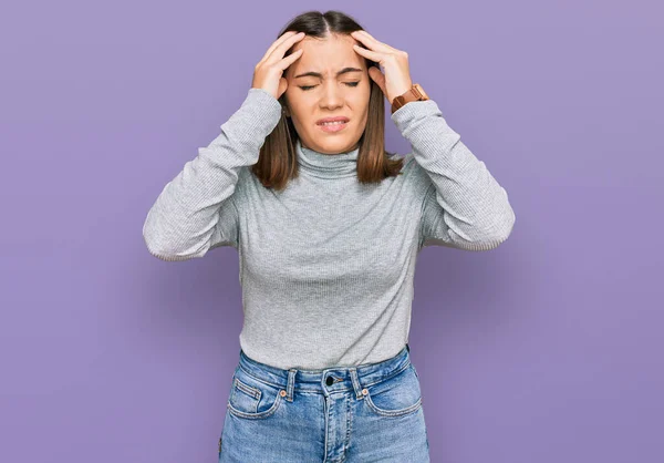 Mujer Hermosa Joven Que Usa Suéter Cuello Alto Casual Que — Foto de Stock