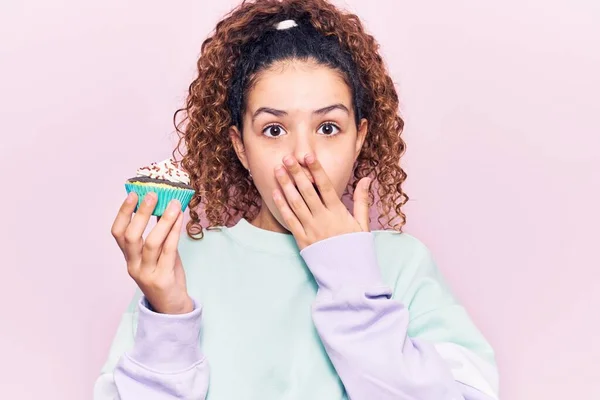 Bella Bambina Con Capelli Ricci Che Tengono Bocca Copertura Del — Foto Stock