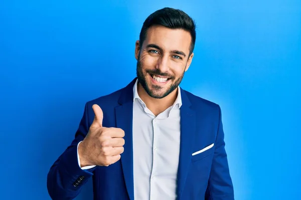 Joven Hombre Negocios Hispano Usando Chaqueta Negocios Haciendo Gesto Feliz — Foto de Stock