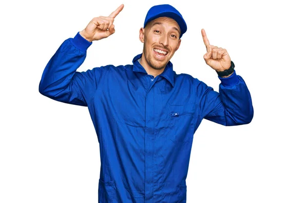 Skallig Man Med Skägg Bär Byggare Overall Uniform Leende Förvånad — Stockfoto