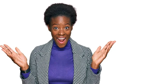 Jovem Menina Afro Americana Vestindo Roupas Casuais Celebrando Louco Espantado — Fotografia de Stock