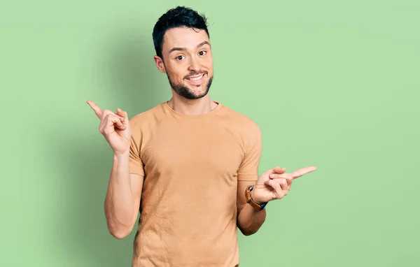 Hombre Hispano Con Barba Vistiendo Camiseta Casual Sonriendo Confiado Señalando — Foto de Stock