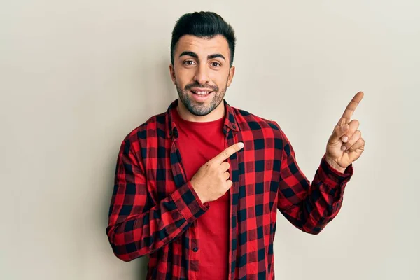 Jonge Spaanse Man Casual Kleding Glimlachend Kijkend Naar Camera Wijzend — Stockfoto