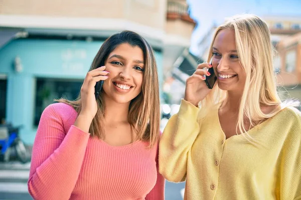 Güzel Genç Kız Arkadaş Şehirde Eğleniyor Telefonda Konuşuyor — Stok fotoğraf