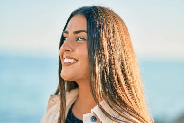 Junges Hispanisches Mädchen Lächelt Glücklich Der Promenade — Stockfoto