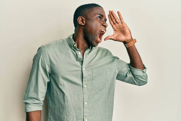Jonge Afro Amerikaanse Man Casual Kleding Schreeuwend Schreeuwend Van Hand — Stockfoto