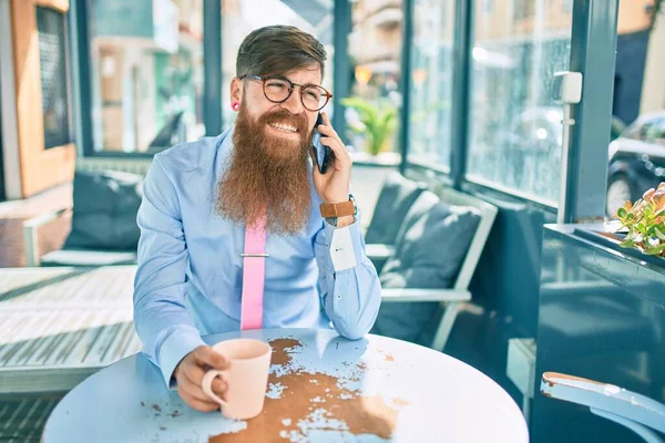 Jonge Roodharige Zakenman Aan Het Praten Smartphone Koffie Drinken Het — Stockfoto