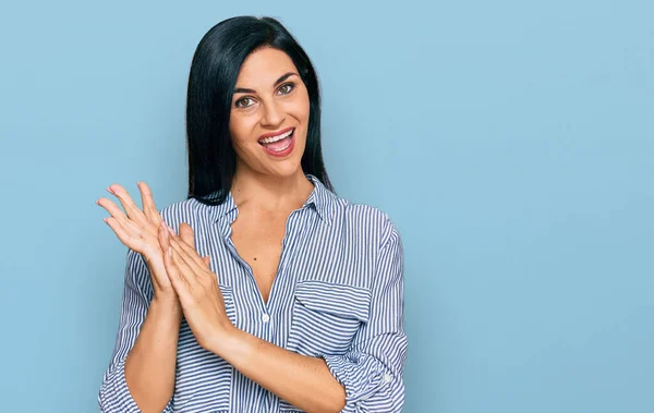 Giovane Donna Caucasica Indossa Abiti Casual Applaudendo Applaudendo Felice Gioioso — Foto Stock