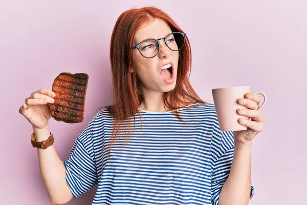 Jong Rood Meisje Met Verbrande Toast Als Ontbijt Boos Boos — Stockfoto