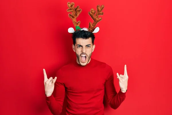 Fiatal Spanyol Férfi Aranyos Karácsonyi Rénszarvas Szarvakat Visel Őrült Arckifejezéssel — Stock Fotó