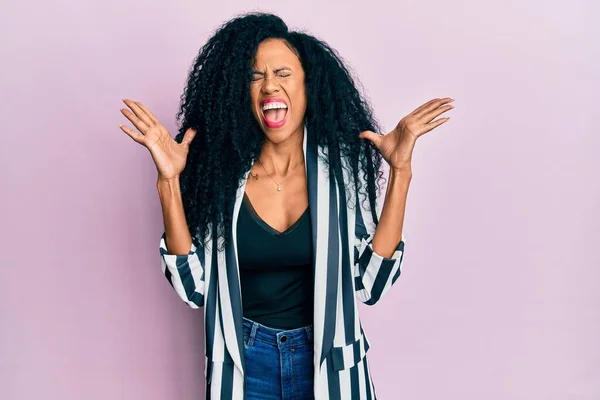 Mulher Afro Americana Meia Idade Vestindo Roupas Casuais Celebrando Louco — Fotografia de Stock