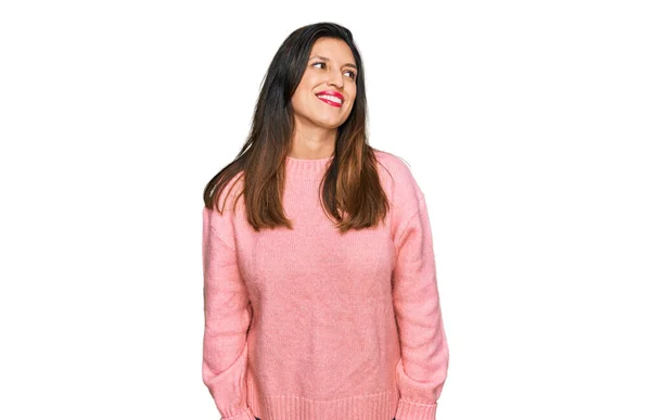 Piękna Latynoska Kobieta Ubrana Luźny Zimowy Sweter Uśmiechem Twarzy Naturalnym — Zdjęcie stockowe