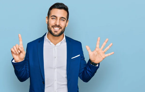 Joven Hombre Hispano Con Chaqueta Negocios Mostrando Señalando Hacia Arriba — Foto de Stock