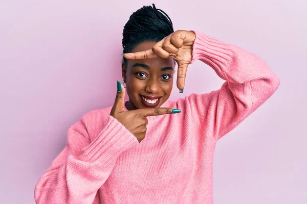 Mladá Afroameričanka Neformálním Zimním Svetru Usmívá Vytváří Rámeček Rukama Prsty — Stock fotografie