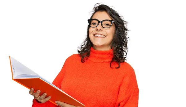 Mujer Hispana Joven Leyendo Libro Con Gafas Que Ven Positivas —  Fotos de Stock