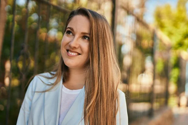 Genç Sarışın Kadını Gülümseyerek Şehirde Mutlu Mesut Duruyor — Stok fotoğraf