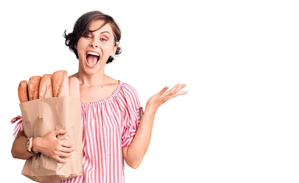 Hermosa Joven Con Pelo Corto Sosteniendo Bolsa Papel Con Pan —  Fotos de Stock