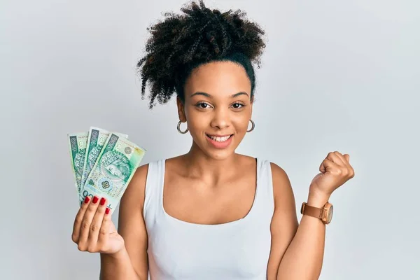 Chica Afroamericana Joven Sosteniendo 100 Billetes Zloty Pulido Gritando Orgulloso —  Fotos de Stock