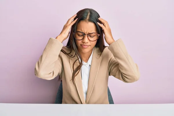 Belle Femme Hispanique Qui Travaille Bureau Souffrant Maux Tête Désespérés — Photo