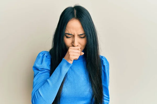 風邪や気管支炎の症状として カジュアルな服を着て咳をする若いヒスパニック系の女の子 ヘルスケアの概念 — ストック写真