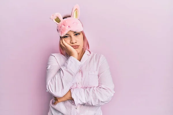 Mulher Hispânica Com Cabelo Rosa Usando Máscara Sono Pijama Pensando — Fotografia de Stock