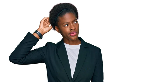 ビジネス服を着た若いアフリカ系アメリカ人の少女は 質問を混乱させ 疑問に思う 疑いもなく頭に手を置いて考える 包括的な概念は — ストック写真