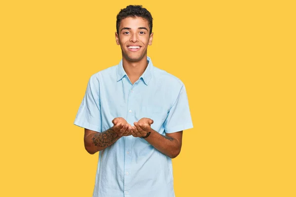 Giovane Bell Uomo Afro Americano Che Indossa Abiti Casual Sorridenti — Foto Stock