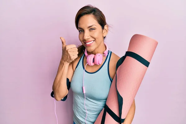 Jovem Mulher Latina Segurando Tapete Ioga Sorrindo Feliz Positivo Polegar — Fotografia de Stock