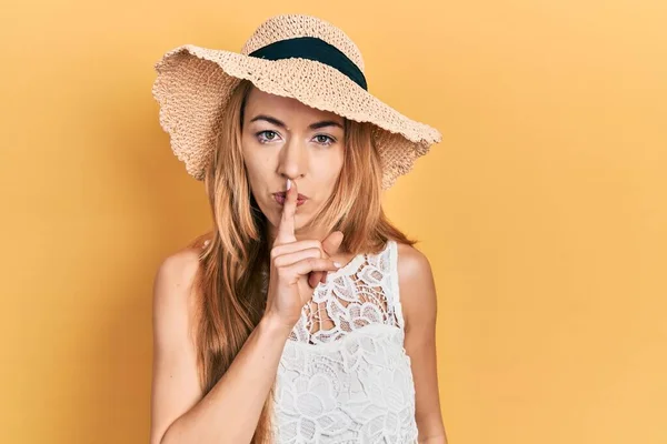 Mujer Caucásica Joven Con Sombrero Verano Pidiendo Estar Tranquilo Con —  Fotos de Stock