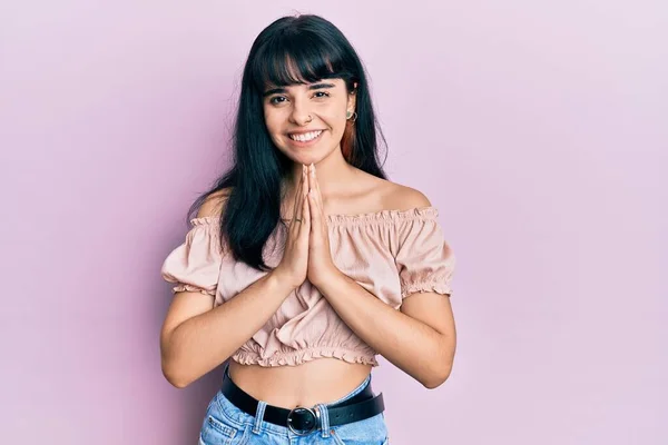 Jong Hispanic Meisje Dragen Casual Kleding Bidden Met Handen Samen — Stockfoto