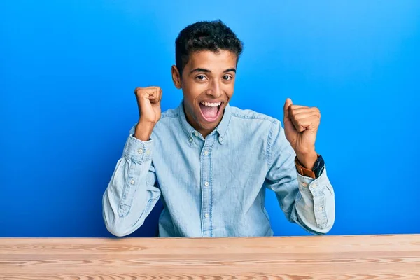 Jovem Bonito Homem Afro Americano Vestindo Roupas Casuais Sentado Mesa — Fotografia de Stock