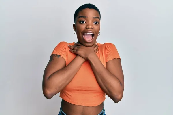 年轻的非洲裔美国女人穿着宽松的橙色T恤 因为痛苦的窒息而大喊大叫 健康问题 窒息和自杀的概念 — 图库照片