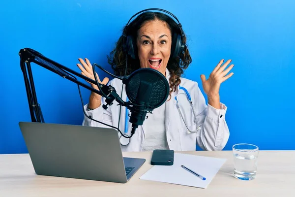 Güzel Orta Yaşlı Kadın Radyo Stüdyosunda Çalışıyor Zaferi Mutlu Bir — Stok fotoğraf