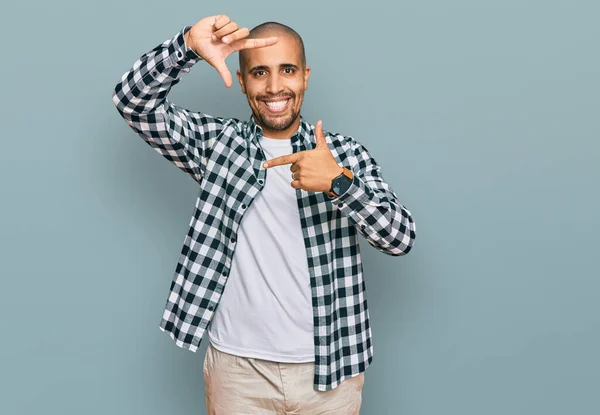 幸せな顔で手や指でフレームを作る笑顔カジュアルな服を着てヒスパニック系の大人の男 創造性と写真の概念 — ストック写真